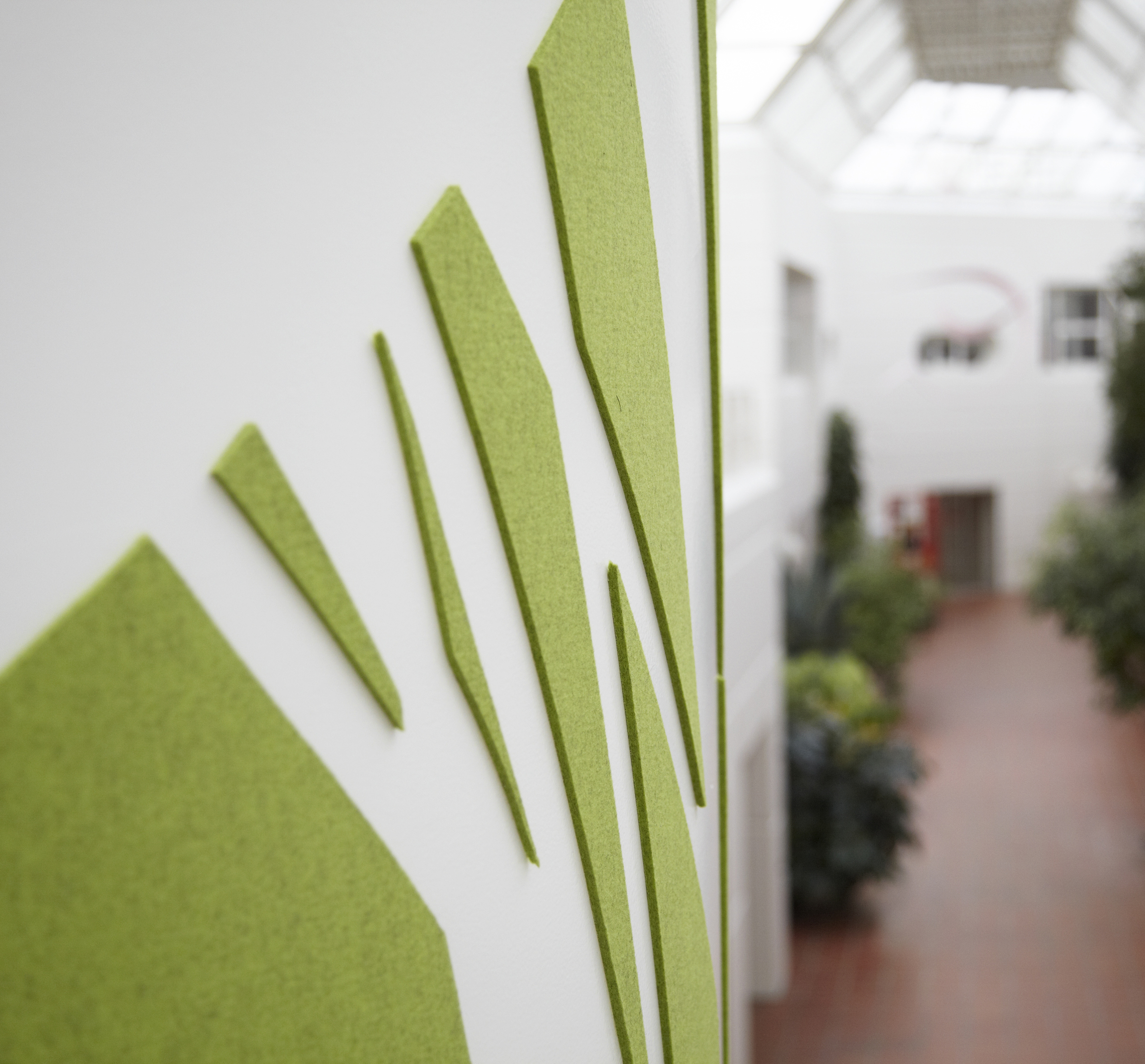 montering af udsmykning med grøn filt på elevatortårn hos Tryg filt (15)